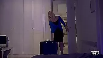 Ошалелый пацан трахнул спящую мачеху в пизду и кончил ей внутрь