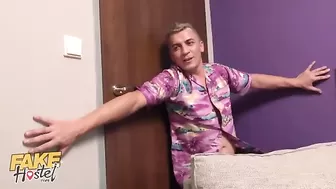 Грязные черноволосые студентки ебутся с опытным мужиком, вылизывают очко и пожираются сперму