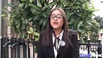 Девчуля в чулочках трахается в обе дырочки с молодым пикапером и надеется с ним на отношения