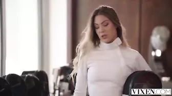 Молодая телка вместе с подружкой трахается по очереди с тренером по фехтованию