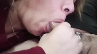 Мужик трахает в ротик свою жену и кончает ей на язык на домашнем порно видео