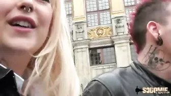 Местная сочная шлюшка с разработанными дырками обожает грубый трах во все отверстия