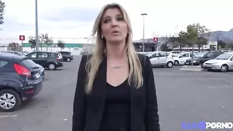 Пикапер выебал в обе дырки светловолосую мамку в черном белье