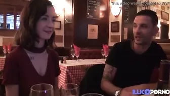 Снял официантку в кафе и поимел во все щели дома на диване